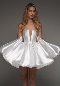 Свадебный салон Vesna (Москва) Тильда Силк Вайт-V70072. С пышной юбкой, короткое без шлейфа.