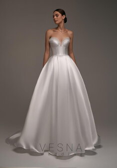 Свадебное платье Дэва Силк Вайт-V70078. С пышной юбкой, длинное со шлейфом.