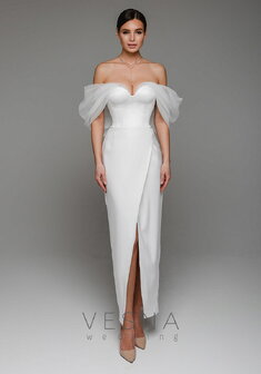 Свадебный салон Vesna (Москва) Бриджид Вайт-V70125. С прямой юбкой, длинное без шлейфа.