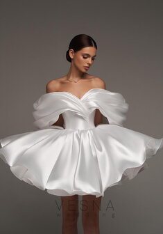 Свадебный салон Vesna (Москва) Рафаэлла Силк Вайт-V70786. С пышной юбкой, короткое без шлейфа.